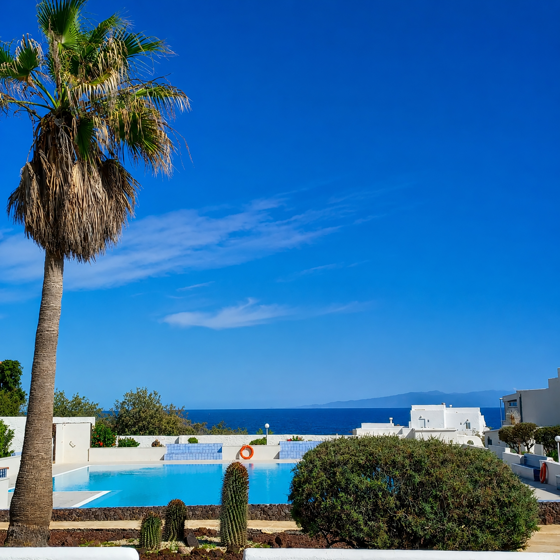 Gemeinschaftspool der Anlage Club Casablanca mit Palmen