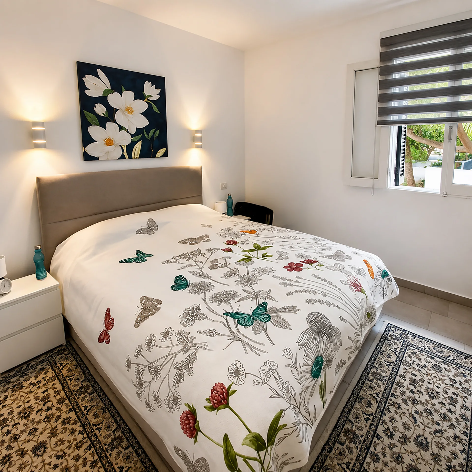 Helles Schlafzimmer mit Doppelbett