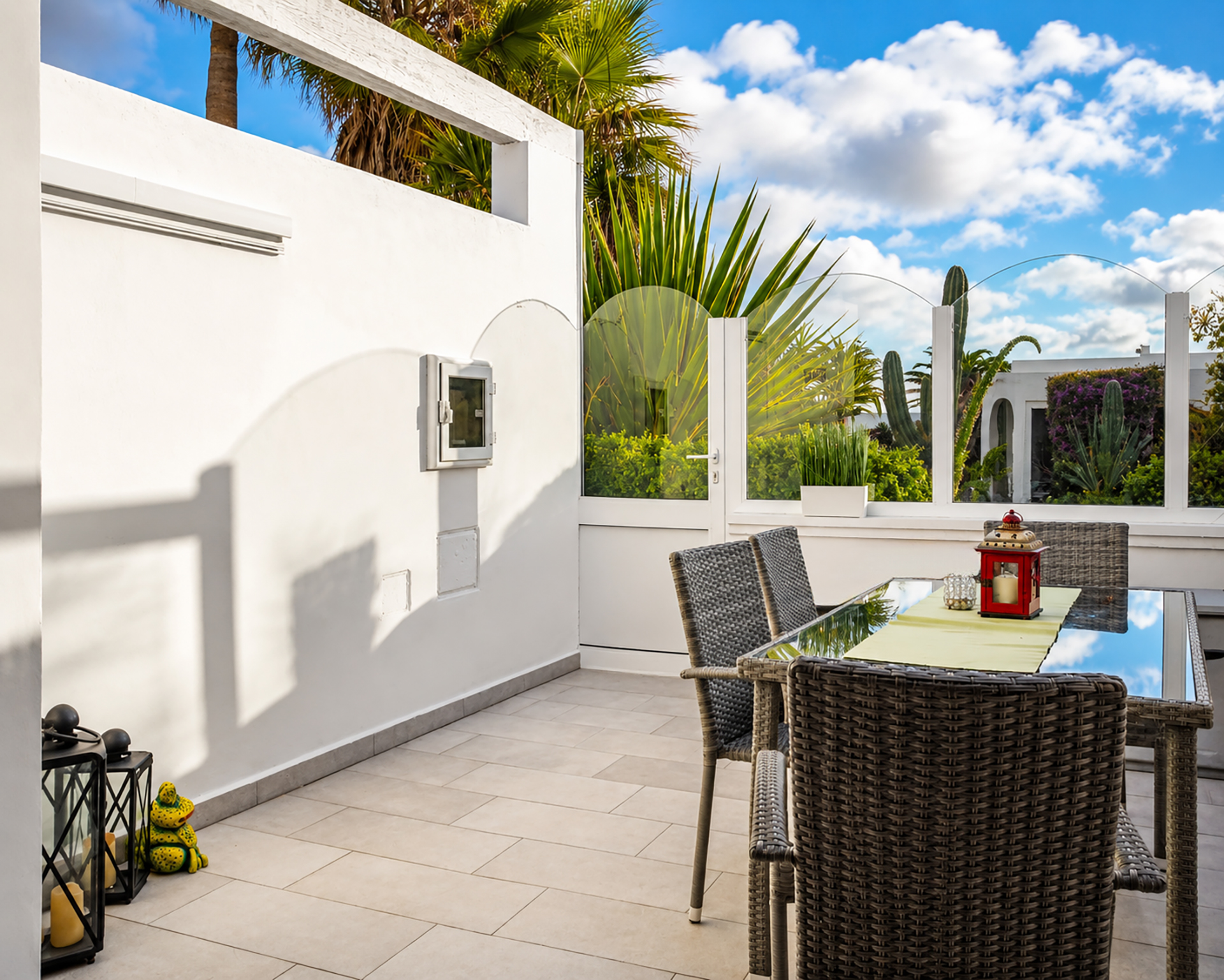 Sonnige Terrasse mit Sitzplatz