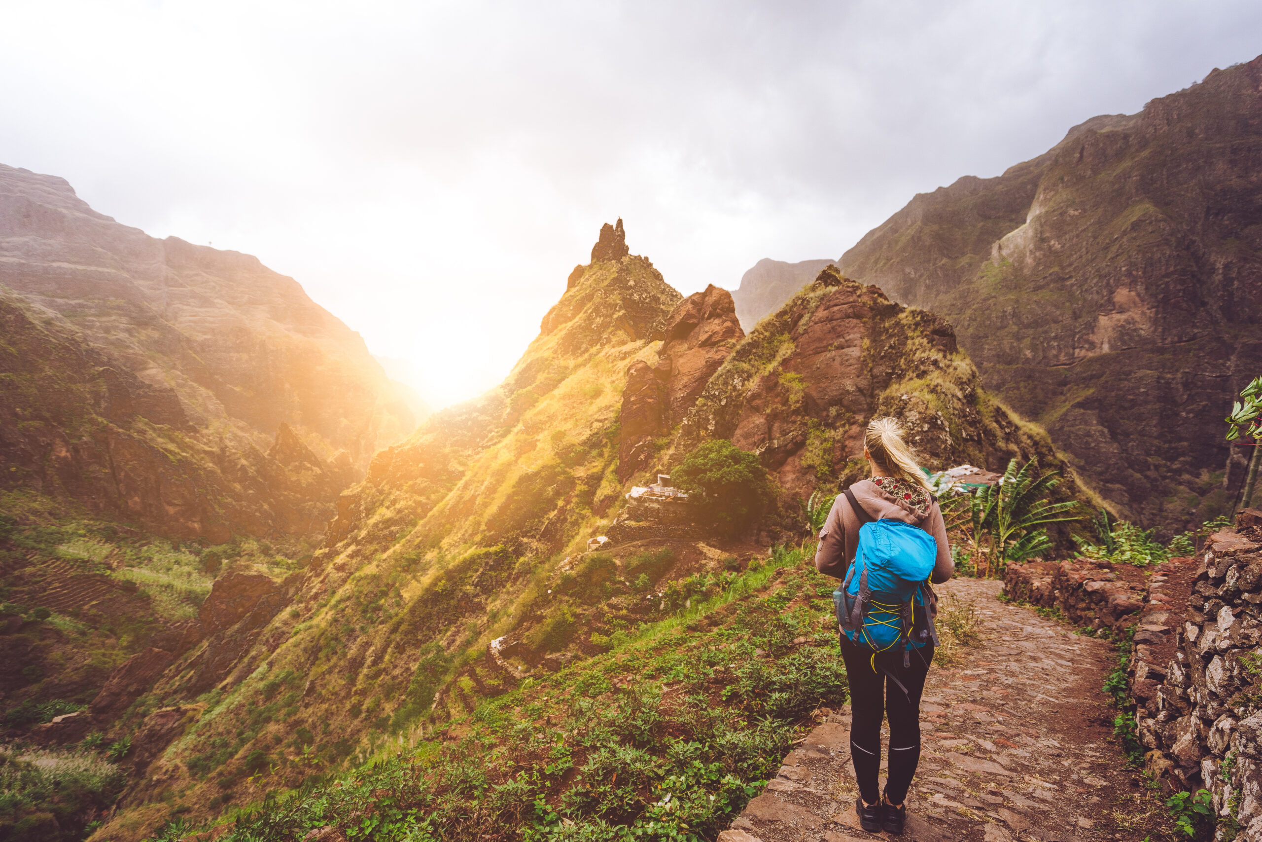 Wanderweg in der Berglandschaft Teneriffas