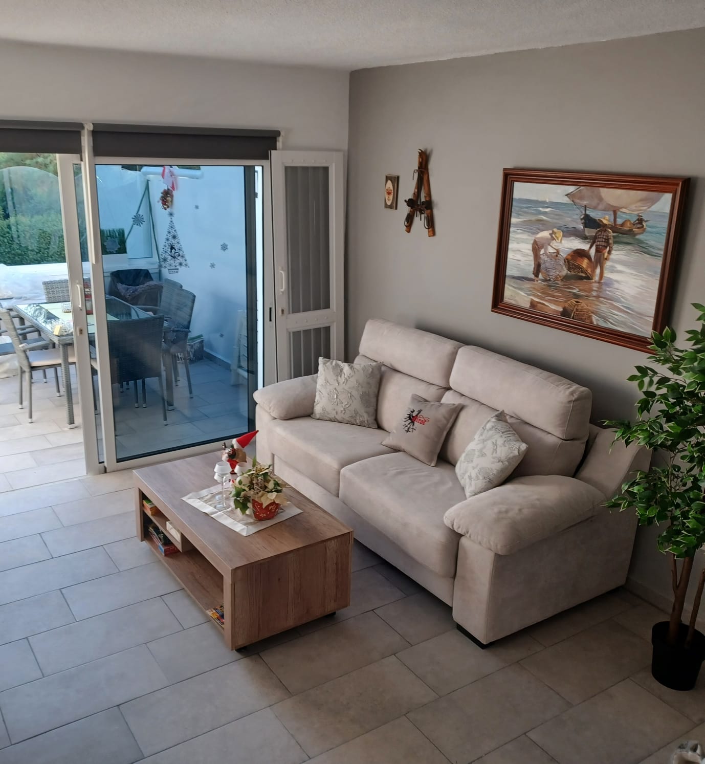 Wohn- und Essbereich mit Sofa und Esstisch