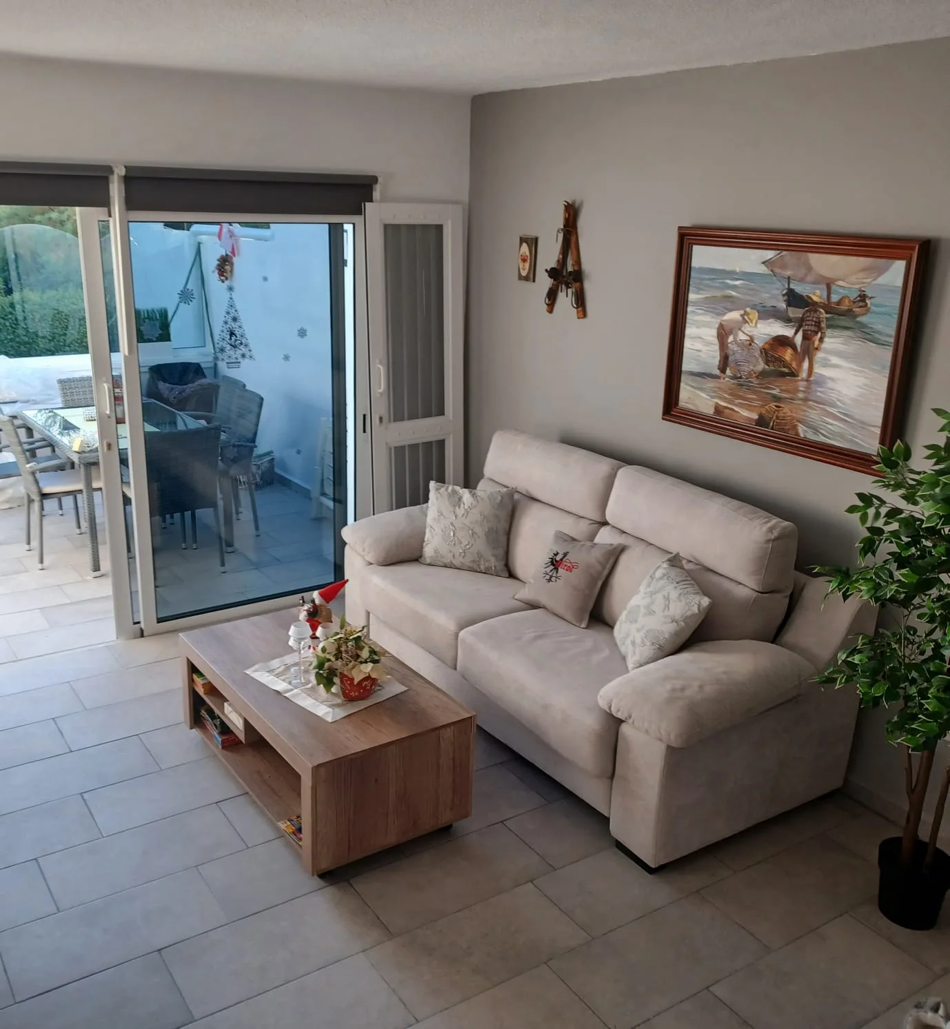 Wohn- und Essbereich mit Sofa und Esstisch