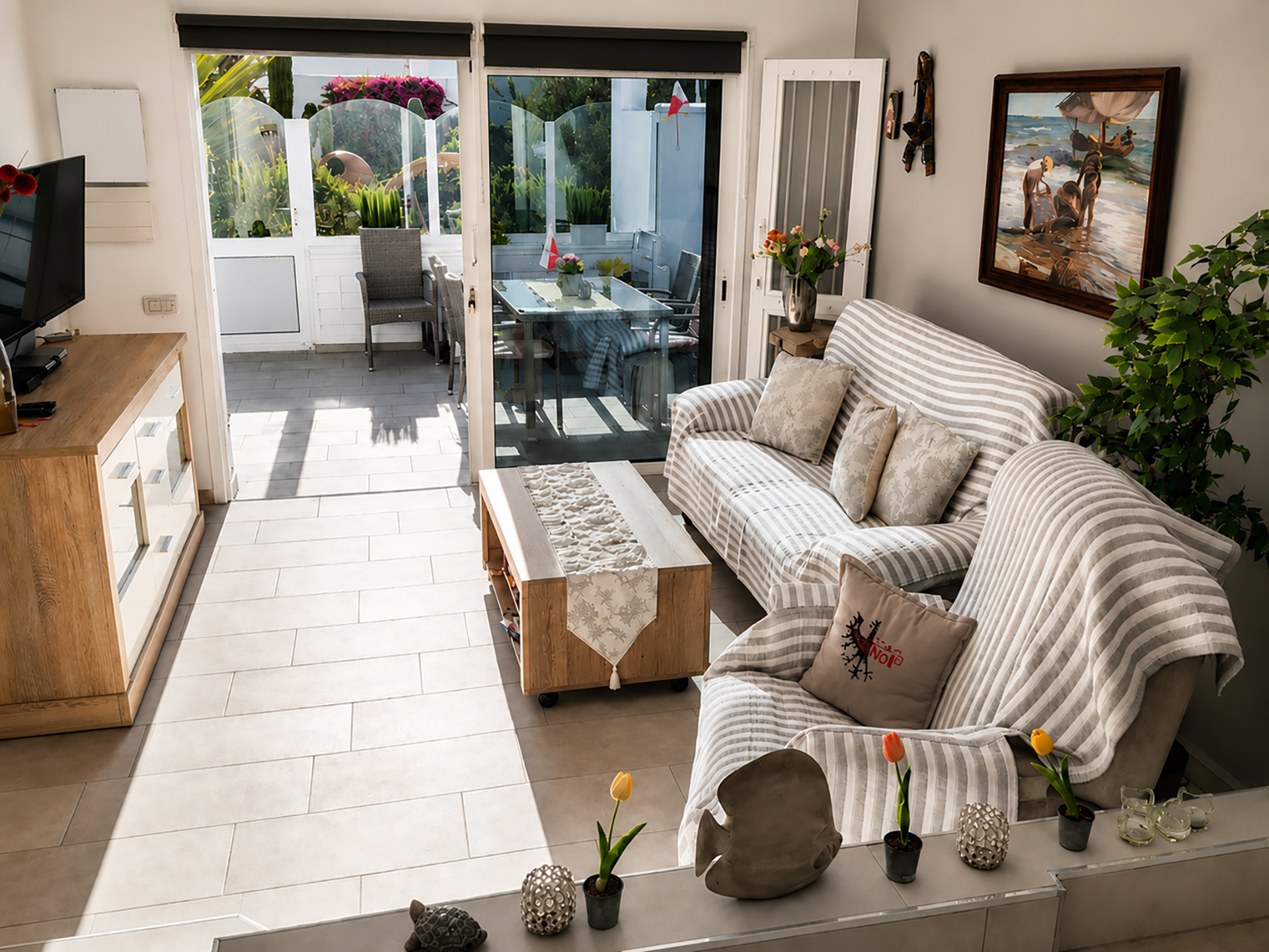 Helles Wohnzimmer mit Terrassenzugang im Apartment C13